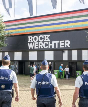 CIK-ers voor ingang festival Rock Werchter.