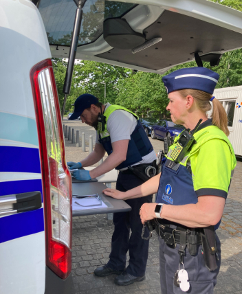 2 inspecteurs verkeer