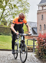 Wijkagent op fiets
