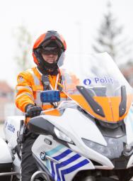 inspecteur van de verkeersdienst op moto