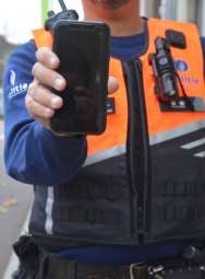Inspecteur met smartphone