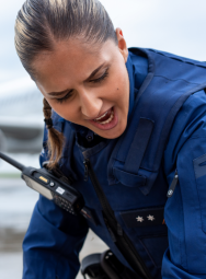 inspecteur politie bij vliegtuig
