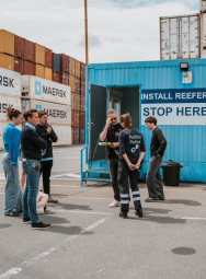 politie inspecteur voor container in haven van antwerpen