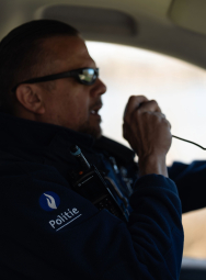 Inspecteur voert radiocommunicatie uit