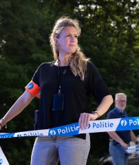 Femme policière avec ruban police