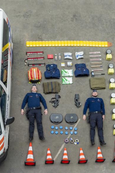 Tetris-foto, wat zit er allemaal in een politiecombi?