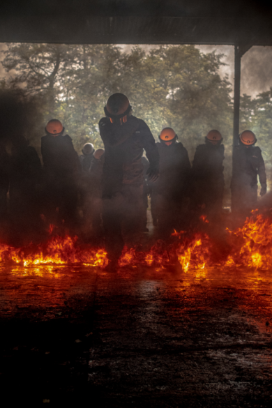 CIK-ers tijdens opleiding Molotov voor vuurhaard.