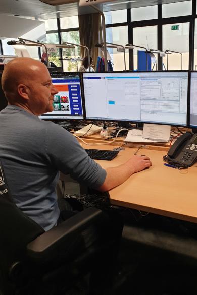 Medewerker van RTIC voor PC.