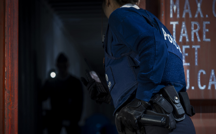 inspecteur inspecteert container in antwerpse haven