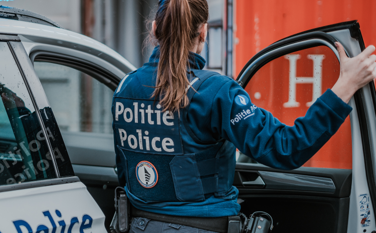 inspecteur bij auto in haven van antwerpen