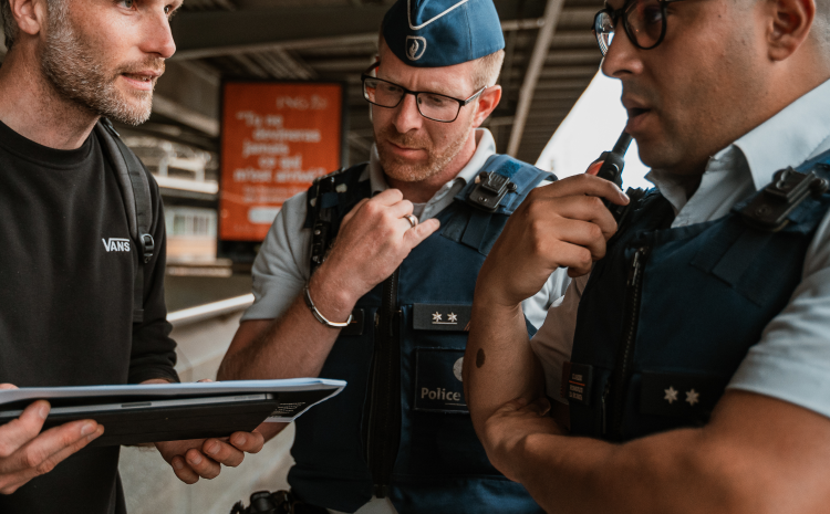 inspecteurs politie op perron