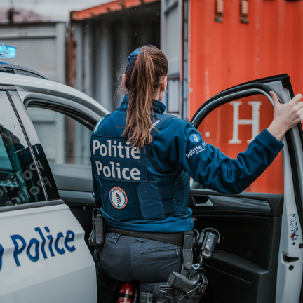 inspecteur bij auto in haven van antwerpen