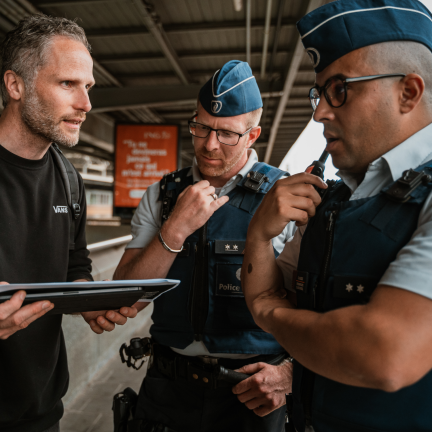inspecteurs politie op perron