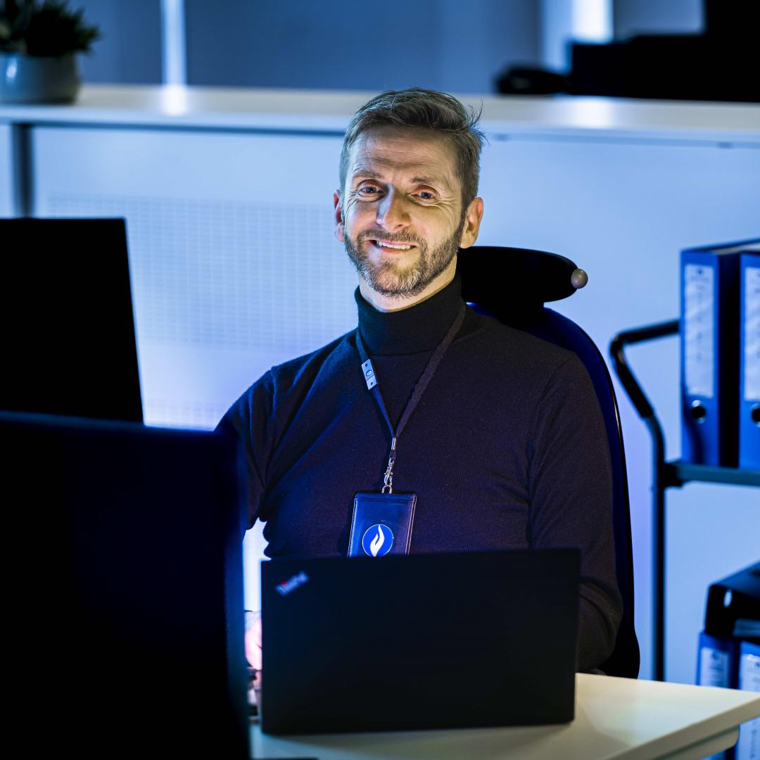 Mannelijke en vrouwelijk collega's met politiearmband met rug naar camera