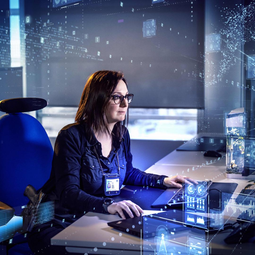 INPP SP ICT femme assise devant ordi