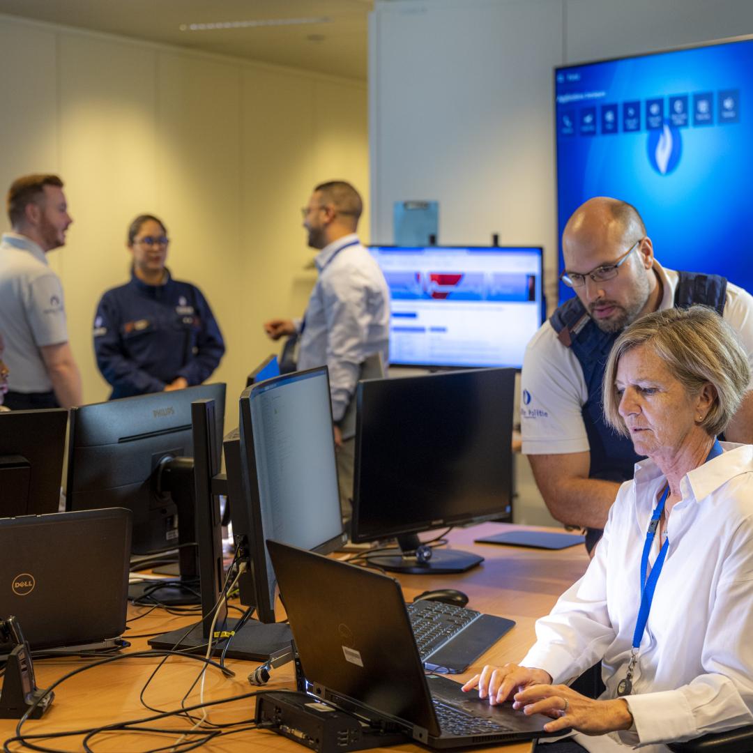 5 Kollegen am Tisch, die gemeinsam eine Aufgabe machen