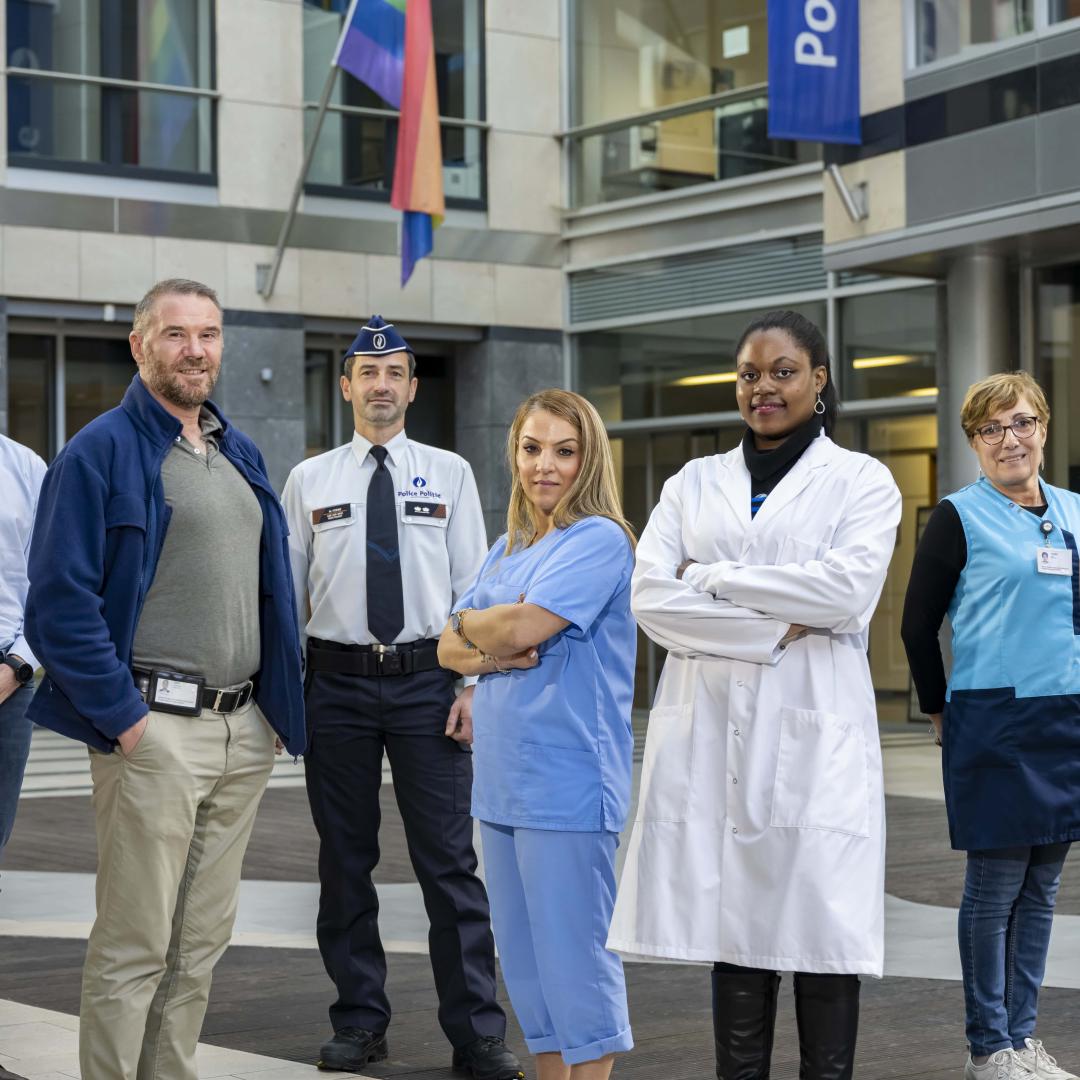 5 Kollegen am Tisch arbeiten gemeinsam an einer Aufgabe