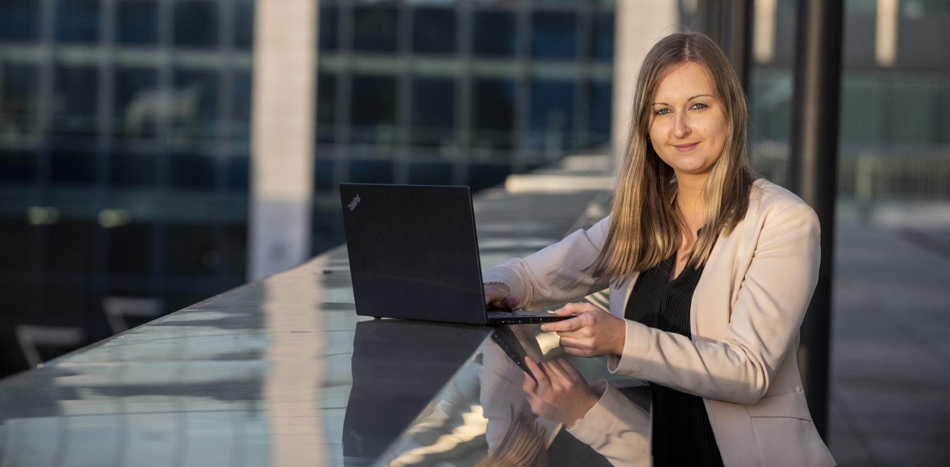 Frau mit Computer