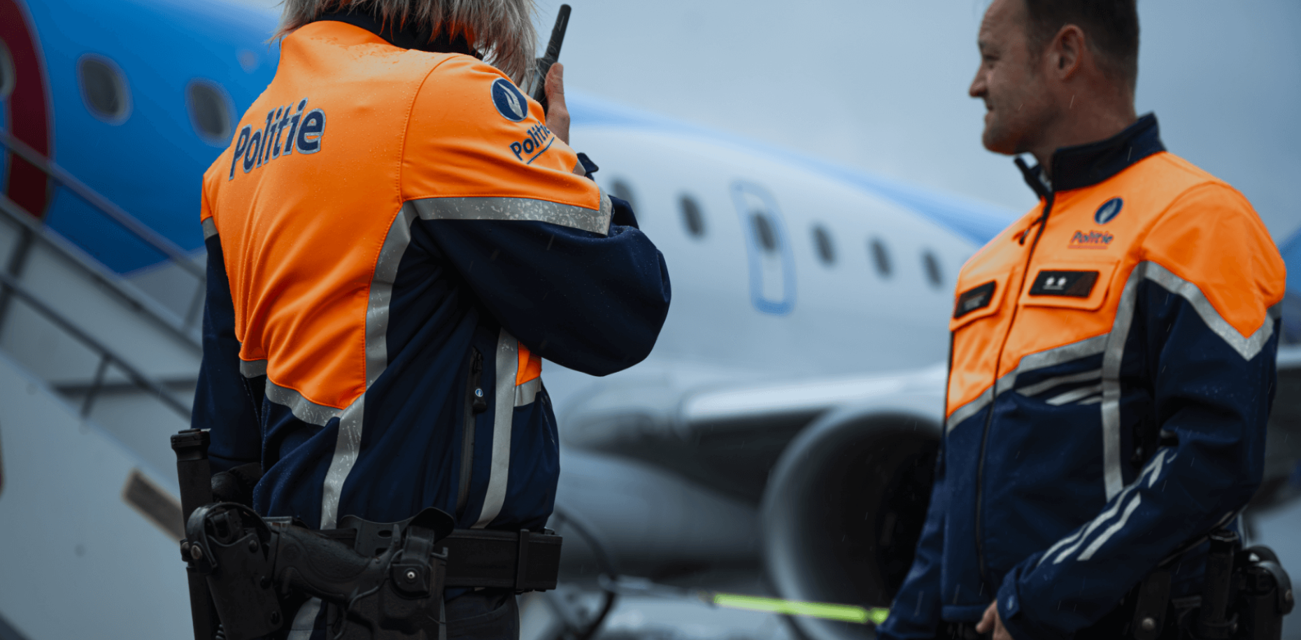 inspecteurs luchtvaartpolitie voor vliegtuig